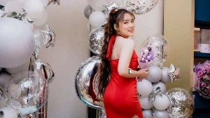 ယွန်ယွန်းနဲ့စည်သူဝင်း ရှယ်ကားလေး