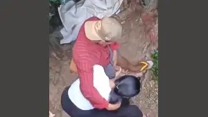 လူလစ်တဲ့နေရာမှာ ဘဲကိုဂွင်းထုပေးနေတဲ့ ဆော်လေး ချောင်းရိုက်အောကား